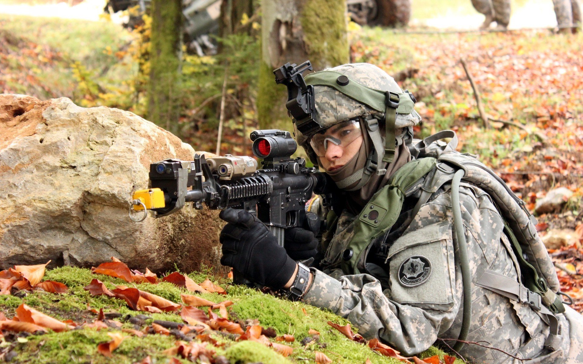 C罗赛后送球鞋给场边小球迷,c罗送队友手表